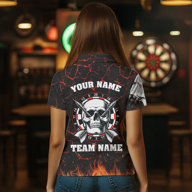 Personalisierte Rote Leuchtende Feuer Riss Totenkopf Dartshirts, gruselige Dartshirts für Damen TDM3267